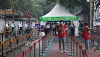 Para pertugas keamaan dan tenaga sukarelawan bersiaga di jalan raya depan Masjid Niujie, Beijing, China, untuk mengamankan jalannya shalat Idul Adha, Selasa (20/7/2021).  
