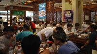 Restoran halal di kawasan permukiman komunitas Muslim Niujie, Beijing, China, dipadati pengunjung setelah salat Idul Adha di masjid setempat, Selasa (20/7/2021). Berbeda dengan situasi sebelum pandemi, Hari Raya Idul Adha tahun ini tidak diadakan pemotongan hewan kurban secara massal di Masjid Niujie.  