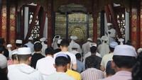 Seorang imam Masjid Niujie membaca doa penutup rangkaian ssalat Idul Adha.  