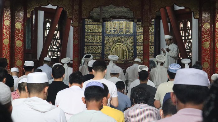 HARI RAYA IDUL ADHA DI BEIJING Restoran halal di kawasan permukiman komunitas Muslim Niujie, Beijing, China, dipadati pengunjung setelah shalat Idul Adha di masjid setempat, Selasa (20/7/2021). Berbeda dengan situasi sebelum pandemi, Hari Raya Idul Adha tahun ini tidak diadakan pemotongan hewan kurban secara massal di Masjid Niujie. ANTARA FOTO/M. Irfan Ilmie /foc.