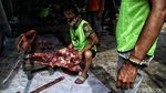 Mengintip Proses Pembagian Daging Kurban Saat PPKM Darurat
