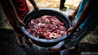 Dalam Surat Edaran tersebut, disebutkan mengenai penerapan jaga jarak, protokol kesehatan dan kebersihan petugas/pihak yang berkurban, dan kebersihan alat yang digunakan. Informasi selengkap terkait tata cara pemotongan hewan kurban saat PPKM Darurat. Proses penyembelihan hewan kurban berlangsung dalam waktu tiga hari, yaitu pada tanggal 11, 12 dan 13 Dzulhijjah. Hal itu dilakukan untuk menghindari kerumunan di lokasi pelaksanaan kurban.