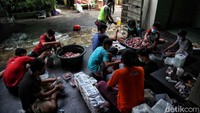 Pemotongan hewan kurban akan dilakukan di Rumah Pemotongan Hewan Ruminasia (RPH-R). Dalam hal keterbatasan jumlah dan kapasitas RPH-R, maka pemotongan hewan kurban dapat dilakukan di luar RPH-R dengan ketentuan menjaga jarak fisik dan menerapkan protokol kesehatan yang ketat, serta penerapan kebersihan alat yang digunakan. 