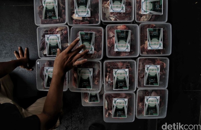 Hari Raya Idul Adha tahun ini bertetapan dengan penerapan PPKM Darurat di sejumlah daerah RI. Guna cegah Corona, pembagian daging kurban terapkan prokes ketat.