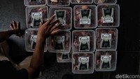 Dan Pihak penyelenggara melarang kehadiran pihak-pihak selain petugas pemotongan hewan kurban serta menerapkan jaga jarak fisik antar petugas saat melakukan pemotongan, pengulitan, pencacahan, dan pengemasan daging. Untuk pendistribusian daging hewan kurban harus dilakukan oleh petugas ditujukan ke tempat tinggal warga yang berhak.