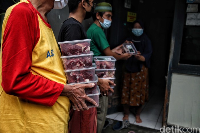 Hari Raya Idul Adha tahun ini bertetapan dengan penerapan PPKM Darurat di sejumlah daerah RI. Guna cegah Corona, pembagian daging kurban terapkan prokes ketat.