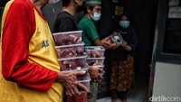 Sejumlah petugas membagikan daging kepada warga yang membutuhkan di kawasan Sunter, Jakarta Utara.