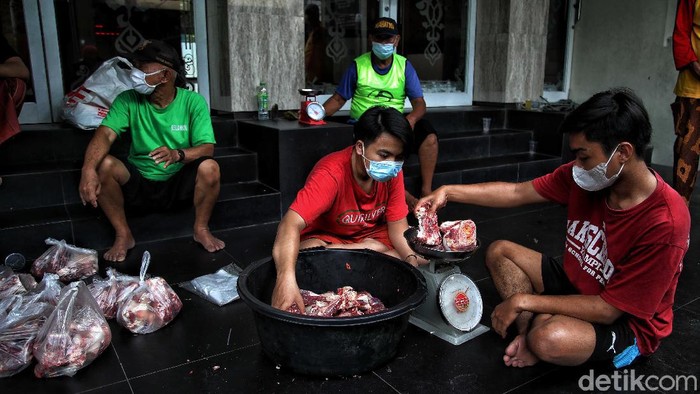 Idul Adha Saat PPKM Darurat, Begini Proses Pembagian Daging Kurban Hari Raya Idul Adha tahun ini bertetapan dengan penerapan PPKM Darurat di sejumlah daerah RI. Guna cegah Corona, pembagian daging kurban terapkan prokes ketat.