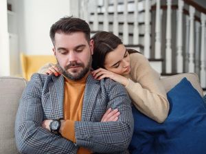 Kisah Pria Pacaran Online dengan Teman Serumah yang Diam-diam Jatuh Cinta