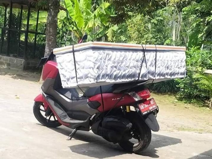 Kades di Klaten angkut peti mati pakai motor, Selasa (20/7/2021).