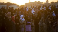 Hari Raya Idul Adha yang diperingati di masa pandemi virus Corona tak kendurkan semangat warga di kawasan Tel Aviv, Israel, melaksanakan Salat Idul Adha berjamaah. AP Photo/Oded Balilty.