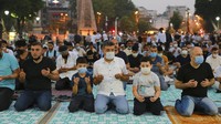 Protokol kesehatan pun diterapkan oleh para jemaah yang melaksanakan Salat Idul Adha di halaman luar Hagia Sophia. AP Photo/Mucahid Yapici.