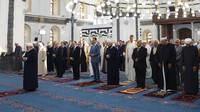 Presiden Suriah Bashar Assad melaksanakan Salat Idul Adha di Masjid Khalid Ibn al-Walid, Suriah, Selasa (20/7/2021). Syrian Presidency via Facebook via AP.