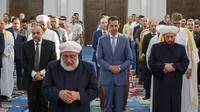 Tampak sejumlah umat Muslim lainnya ikut serta melaksanakan salat Idul Adha di Masjid Khalid Ibn al-Walid, Suriah. Syrian Presidency via Facebook via AP.
