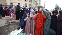 Sejumlah umat Muslim di Kenya juga turut melaksanakan Salat Idul Adha berjamaah di kawasan Nairobi, Selasa (20/7/2021). AP Photo/Sayyid Abdul Azim.