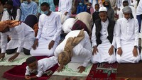 Tak sedikit jemaah yang tampak mengenakan masker saat tengah mengikuti Salat Idul Adha berjamaah di Nairobi, Kenya. AP Photo/Sayyid Abdul Azim.