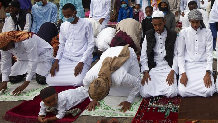 Khidmatnya Pelaksanaan Salat Idul Adha di Turki hingga Palestina Pelaksanaan salat Idul Adha di berbagai negara dunia digelar dengan terapkan protokol kesehatan guna cegah penyebaran Corona. Berikut potretnya.