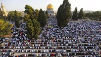 Sejumlah umat Muslim melaksanakan Salat Idul Adha di area sekitar Masjid Dome of the Rock yang berada di kompleks Masjid Al-Aqsa, Yerusalem, Selasa (20/7/2021). AP Photo/Mahmoud Illean