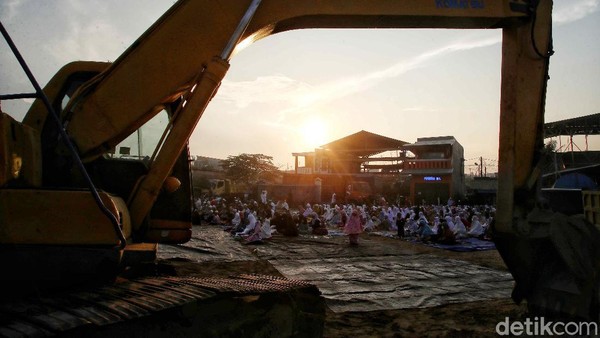 Khidmatnya Salat Idul Adha di Pesisir Utara Jakarta