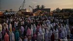 Khidmatnya Salat Idul Adha di Pesisir Utara Jakarta