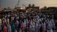Perlu diketahui lokasi di tempat salat merupakan penampungan pasir perusuhaan swasta. Sehingga yang hadir di kawasan tersebut kebanyakan warga yang dekat tinggal disana.   