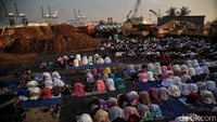 Perlu diketahui saat ini umat Islam di seluruh dunia merayakan Idul Adha pada 10 Dzulhijjah atau Selasa (20/7/2021). Pada hari besar ini, kaum muslimin akan melaksanakan sholat Idul Adha yang kemudian dilanjutkan dengan penyembelihan hewan kurban.  