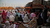Tetapi kali ini Salat Idul Adha diimbau agar dilakukan di rumah saja. Ini terkait dengan masih tingginya penyebaran COVID-19 di Indonesia sehingga pemerinah harus mengeluarkan aturan Pemberlakukan Pembatasan Kegiatan Masyarakat (PPKM) Darurat.  