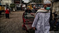 Selain itu Gubernur DKI Jakarta Anies Baswedan meminta warga Jakarta untuk menyelenggarakan Salat Idul Adha di rumah masing-masing. Anies juga meminta pemotongan hanya dilakukan oleh panitia dan tidak menimbulkan kerumunan warga saat proses pemotongan hewan kurban.  