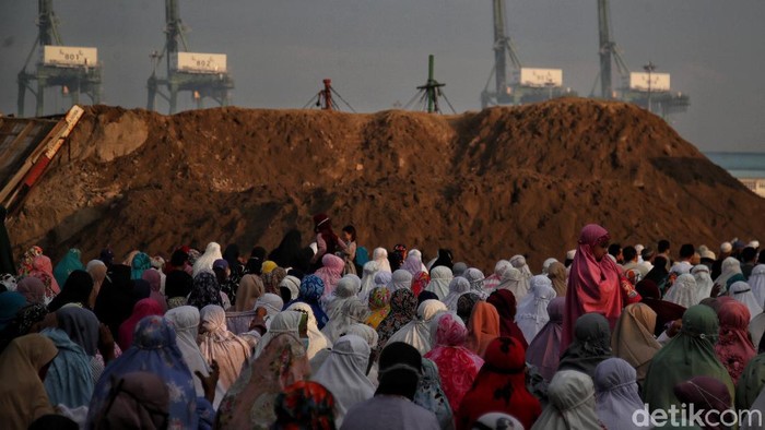 Khidmatnya Salat Idul Adha di Pesisir Utara Jakarta Ratusan warga melaksanakan Salat Idul Adha di kawasan Kalibaru, Cilincing, Jakarta Utara, Selasa (20/7). Kegiatan tersebut bertujuan untuk merayakan di Idul Adha yang di kawasan pesisir Jakarta Utara.