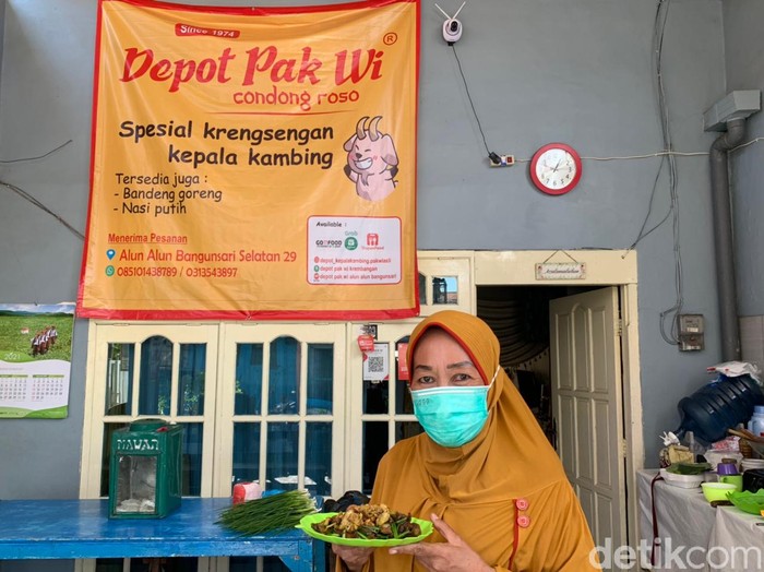 Krengsengan Kepala Kambing Pak Wi Legendaris, Ada Otak, Lidah, hingga Mata Kambing Krengsengan Kepala Kambing Pak Wi Legendaris, Ada Otak, Lidah, hingga Mata Kambing