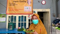 Depot Pak Wi terletak di kawasan Alun-Alun Bangunsari Selatan, Surabaya. Tempat ini menyajikan kuliner krengsengan kepala kambing. Isi krengsengannya, ada otak, kulit kepala, lidah, telinga, hingga mata kambing Foto: Faiq Azmi/detikcom