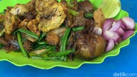 seporsi krengsengan kepala kambing ini dihargai Rp 40.000. Sehari, Tutik bisa menghabiskan 10-12 ekor kepala kambing. Ia juga membeberkan sejumlah bumbu yang digunakannya. Foto: Faiq Azmi/detikcom