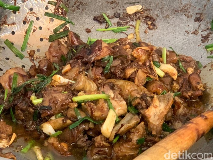 Krengsengan Kepala Kambing Pak Wi Legendaris, Ada Otak, Lidah, hingga Mata Kambing