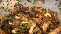 Menu favorit sejak 1974, krengsengan kepala kambing. Ini yang paling laris, isinya ya tergntung pembeli, minta isinya mata aja ya bisa, minta bagian kulit atau lidah aja bisa, ujar Tutik  Foto: Faiq Azmi/detikcom