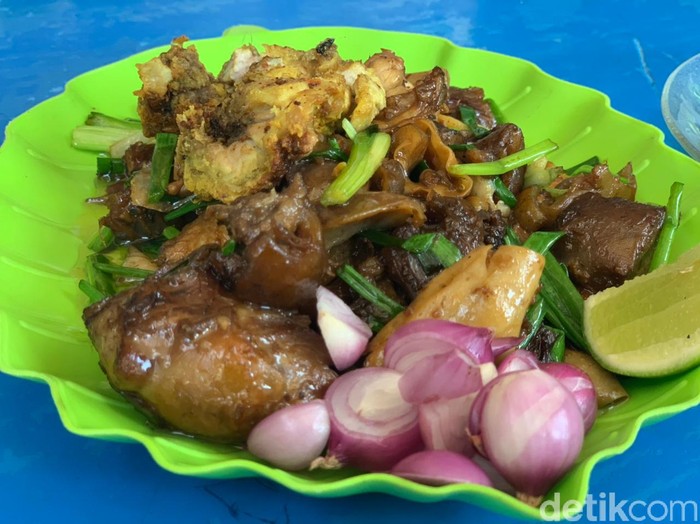 Krengsengan Kepala Kambing Pak Wi Legendaris, Ada Otak, Lidah, hingga Mata Kambing Krengsengan Kepala Kambing Pak Wi Legendaris, Ada Otak, Lidah, hingga Mata Kambing
