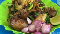 Selama PPKM darurat, Tutik lebih banyak melayani warga yang memesan online. Pasalnya, oleh aparat setempat, depotnya dilarang melayani makan di tempat (dine in) hingga PPKM darurat selesai. Foto: Faiq Azmi/detikcom