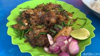 sajian krengsengan kambing banyak diburu warga. Apalagi, isi krengsengan yang barbar. Meski begitu, ia menyebut, lemak dalam krengsengan kambing racikannya sudah dikurangi sehingga aman dikonsumsi. Foto: Faiq Azmi/detikcom