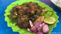 Di depot Pak Wi disajikan dengan potongan kucai dan daun bawang, berikut irisan bawang merah dan jeruk nipis. Dilengkapi dengan sambal kecap rawit. Foto: Faiq Azmi/detikcom