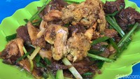Karena dulu di sekitar sini kan lokalisasi (Bangunsari, Kremil). Nah banyak, awak kapal yang sandar, kalau mau ke lokalisasi mampir ke sini. Makan krengsengan kambing dulu, katanya bisa buat nambah stamina, vitalitas, terang Tutik. Foto: Faiq Azmi/detikcom