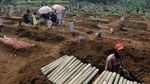 Lantunan Doa di Makam Korban COVID-19 Kala Idul Adha