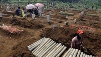 Ziarah kubur pada hari raya Idul Adha menjadi tradisi sebagian masyarakat selain untuk mendoakan keluarganya yang telah meninggal juga dijadikan ajang silaturahim. ANTARA FOTO/Yulius Satria Wijaya.  