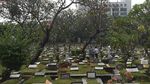 Lantunan Doa di Makam Korban COVID-19 Kala Idul Adha