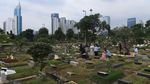 Lantunan Doa di Makam Korban COVID-19 Kala Idul Adha