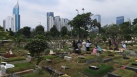Sejumlah warga mendatangi area TPU Karet Bivak untuk berziarah ke makam anggota keluarga di kala momen Hari Raya Idul Adha. ANTARA FOTO/Akbar Nugroho Gumay.