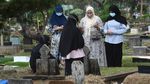 Lantunan Doa di Makam Korban COVID-19 Kala Idul Adha