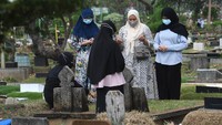 Warga berdoa saat melakukan ziarah kubur di TPU Karet Bivak, Jakarta. ANTARA FOTO/Akbar Nugroho Gumay.  