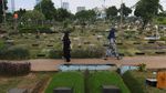 Lantunan Doa di Makam Korban COVID-19 Kala Idul Adha