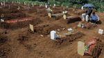 Lantunan Doa di Makam Korban COVID-19 Kala Idul Adha