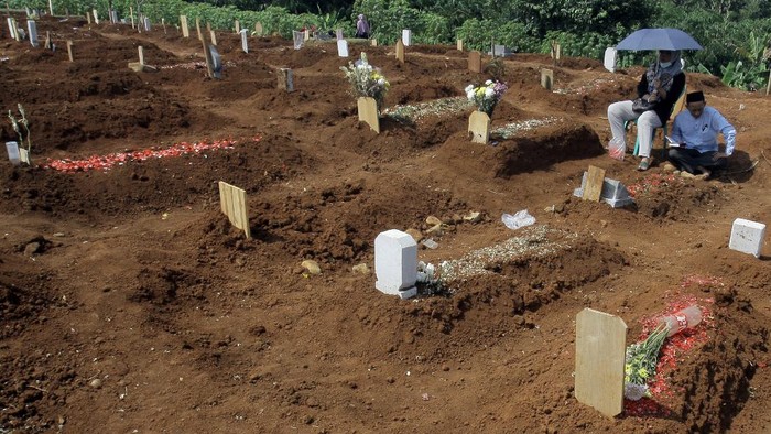 Lantunan Doa di Makam Korban COVID-19 Kala Idul Adha Ziarah kubur kerap dilakukan masyarakat di saat Hari Raya Idul Adha. Tak sedikit warga yang datang ke makam korban COVID-19 untuk lantunkan doa di momen itu.