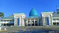 Masjid Al-Akbar Surabaya berlokasi di samping jalan Tol Surabaya-Gempol. Masjid ini memiliki ciri khas pada kubah vertikalnya yang besar, disertai dengan empat kubah kecil berwarna biru dan menaranya memiliki tinggi 99 meter. Esti Widiyana/detikcom.